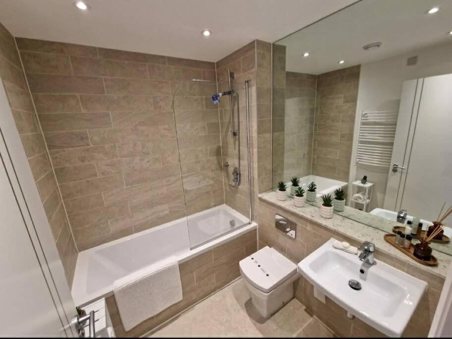 Modern Apartment, Sleeps 6, Belfast City Centre Exteriör bild
